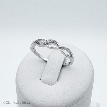Stříbrný prsten propletený se zirkony